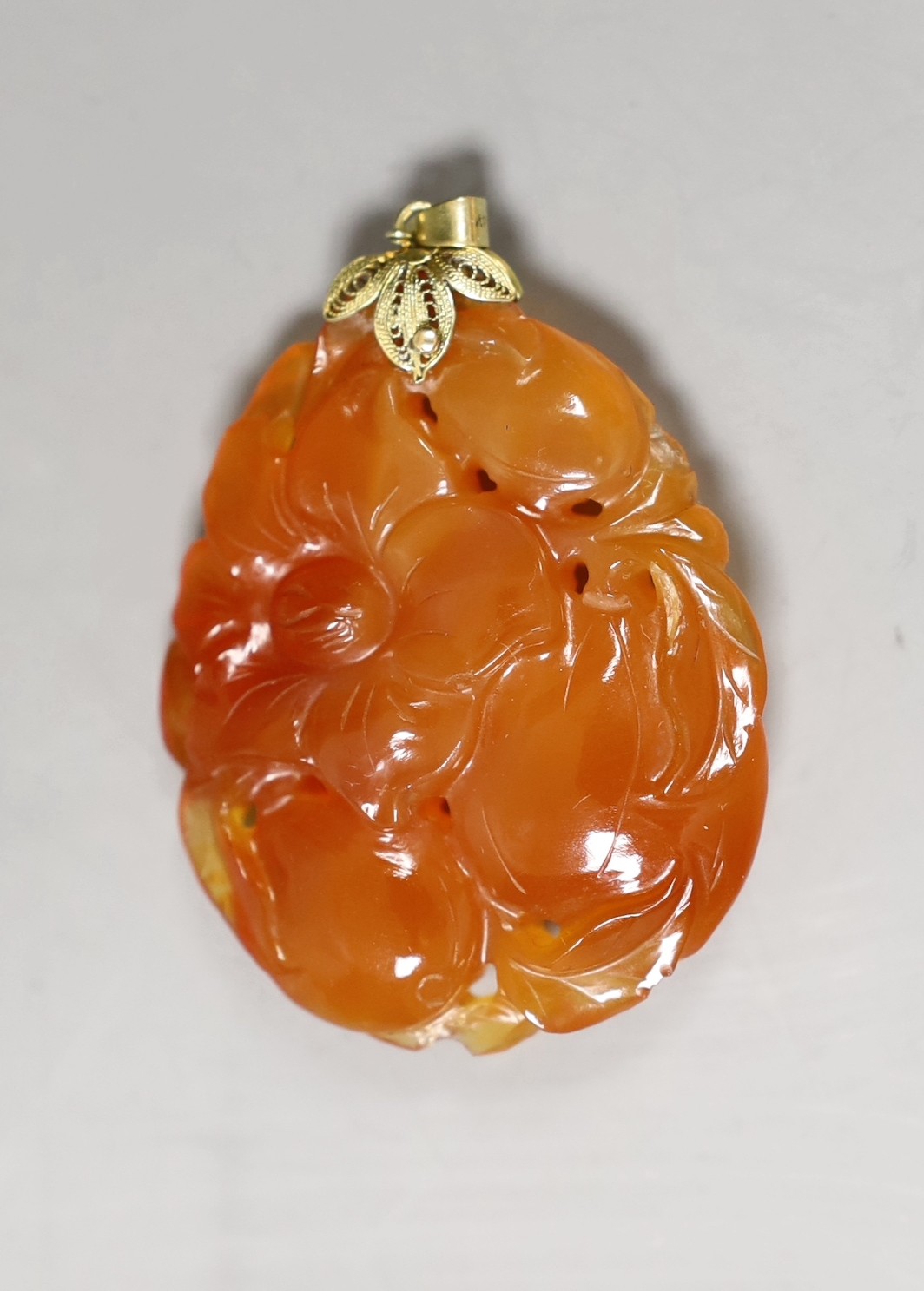 A Chinese agate 'melon' pendant, 19th/20th century, 6cms long
